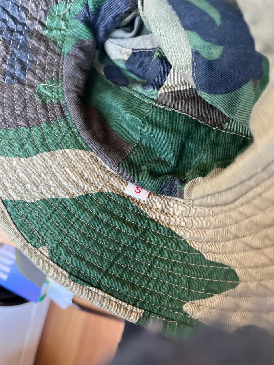 Hoed in camouflagekleuren