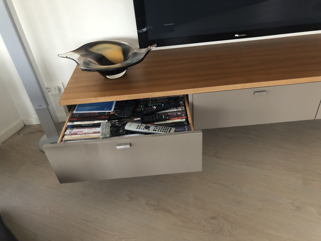 Te koop TVkast van Interstar