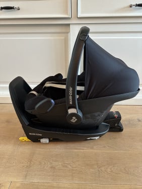 Maxi-Cosi Pebble Pro + FamilyFix3 Isofix base
