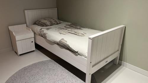 Ledikant / bed met nachtkastje Bopita