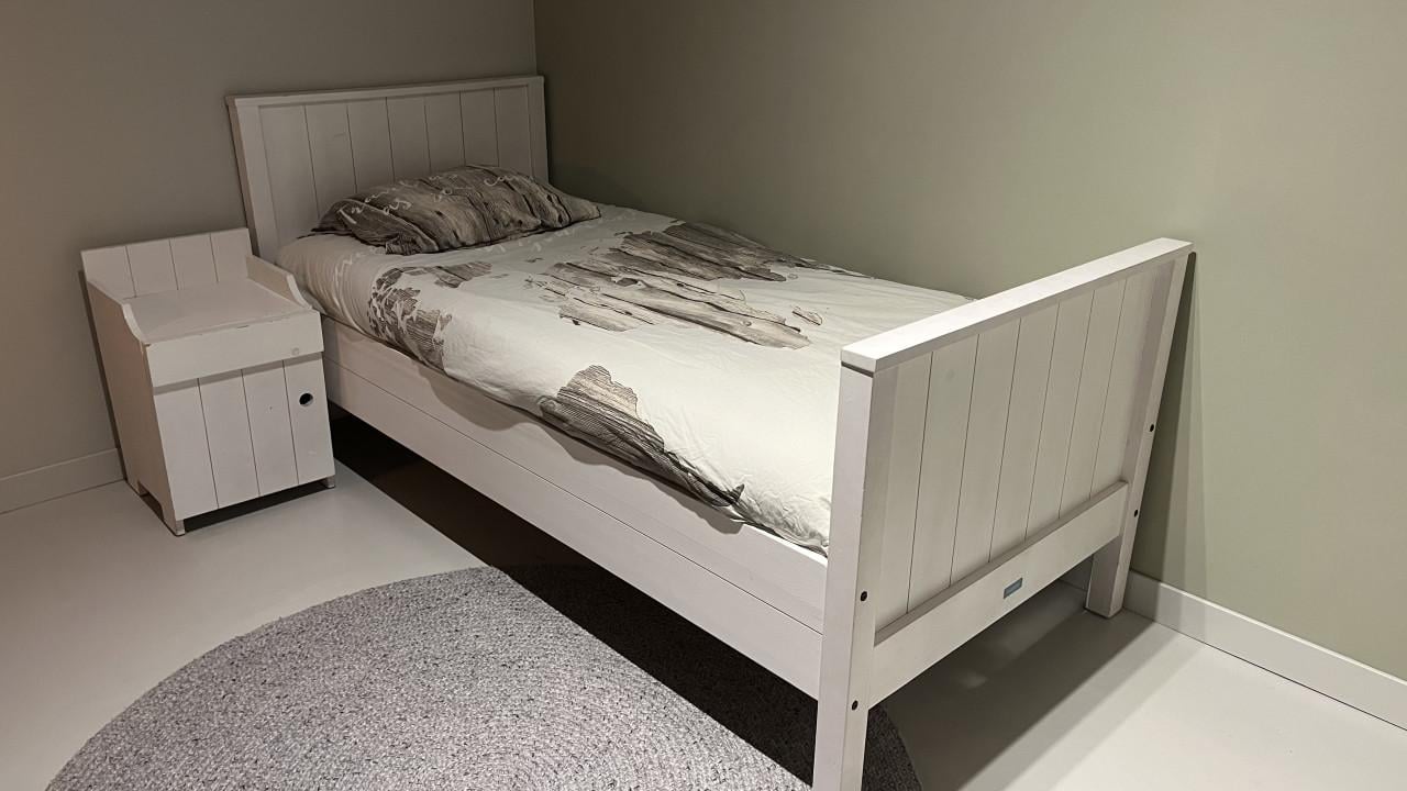 Ledikant / bed met nachtkastje Bopita