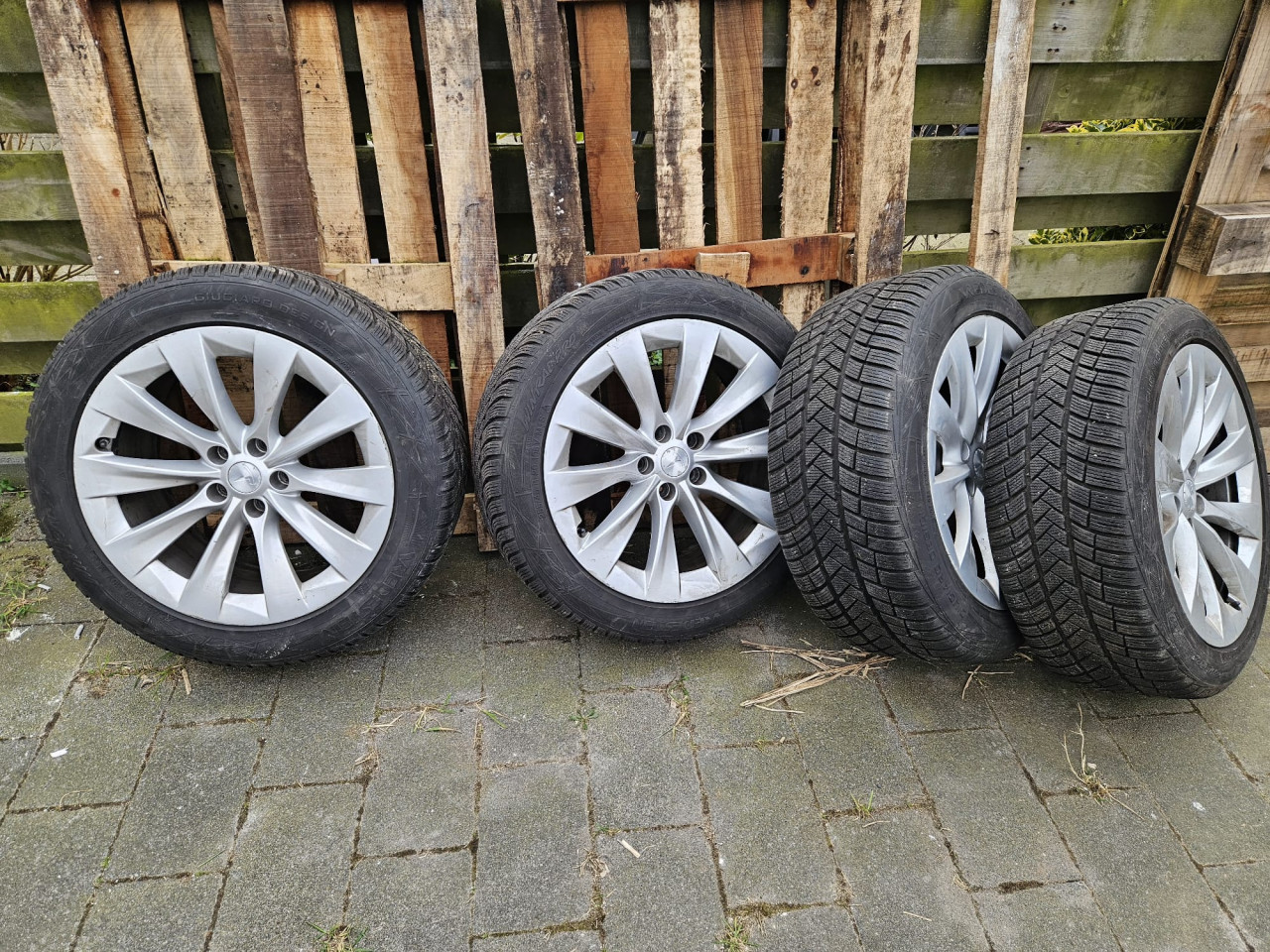 Tesla Velgen met de Banden