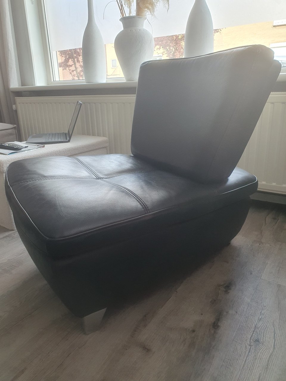 Zwart leren stoeltje