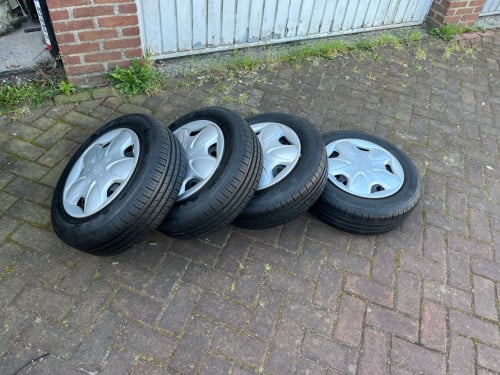 Zomerbanden met velgen voor Toyota Yaris