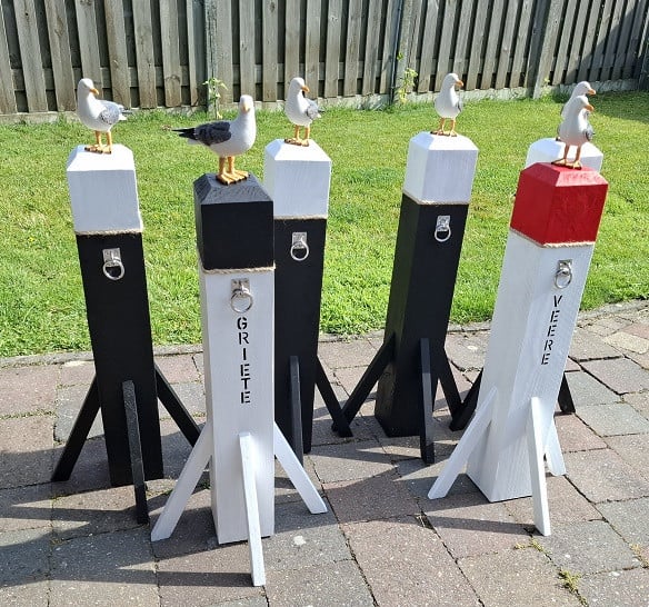 Meerpalen met Meeuw