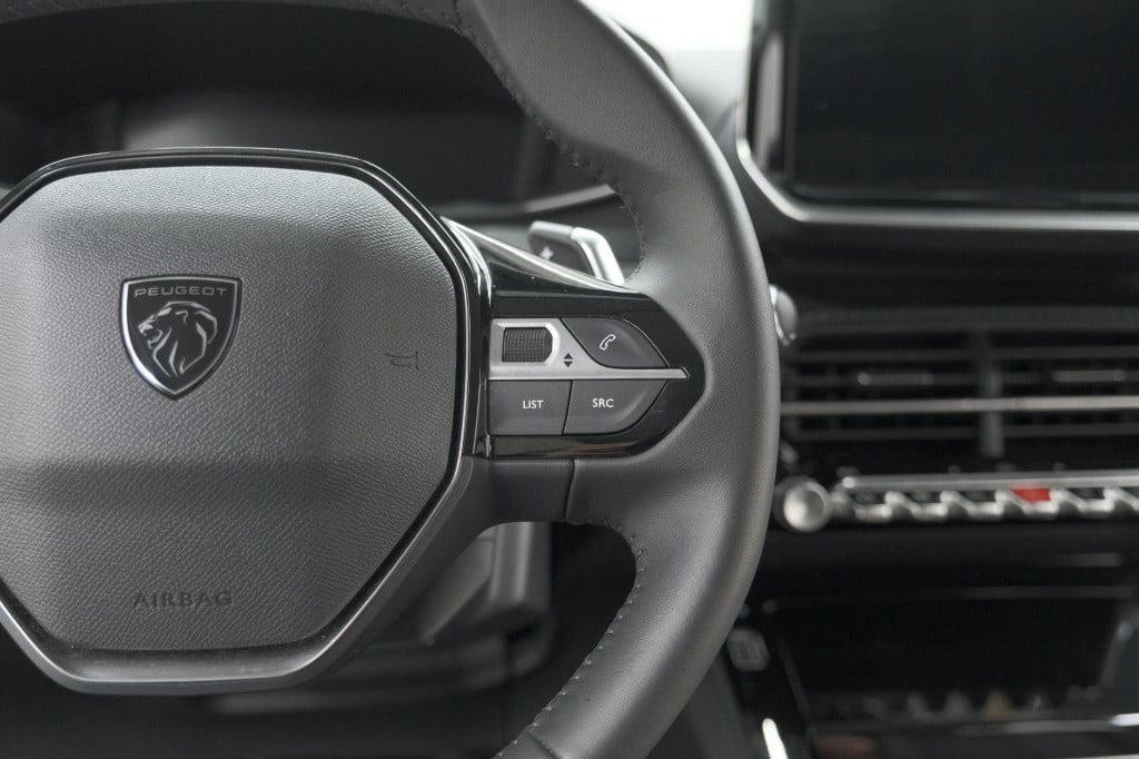 Peugeot 208 hybrid 100 e-dcs6 allure | camera | keyless entry | apple carpl