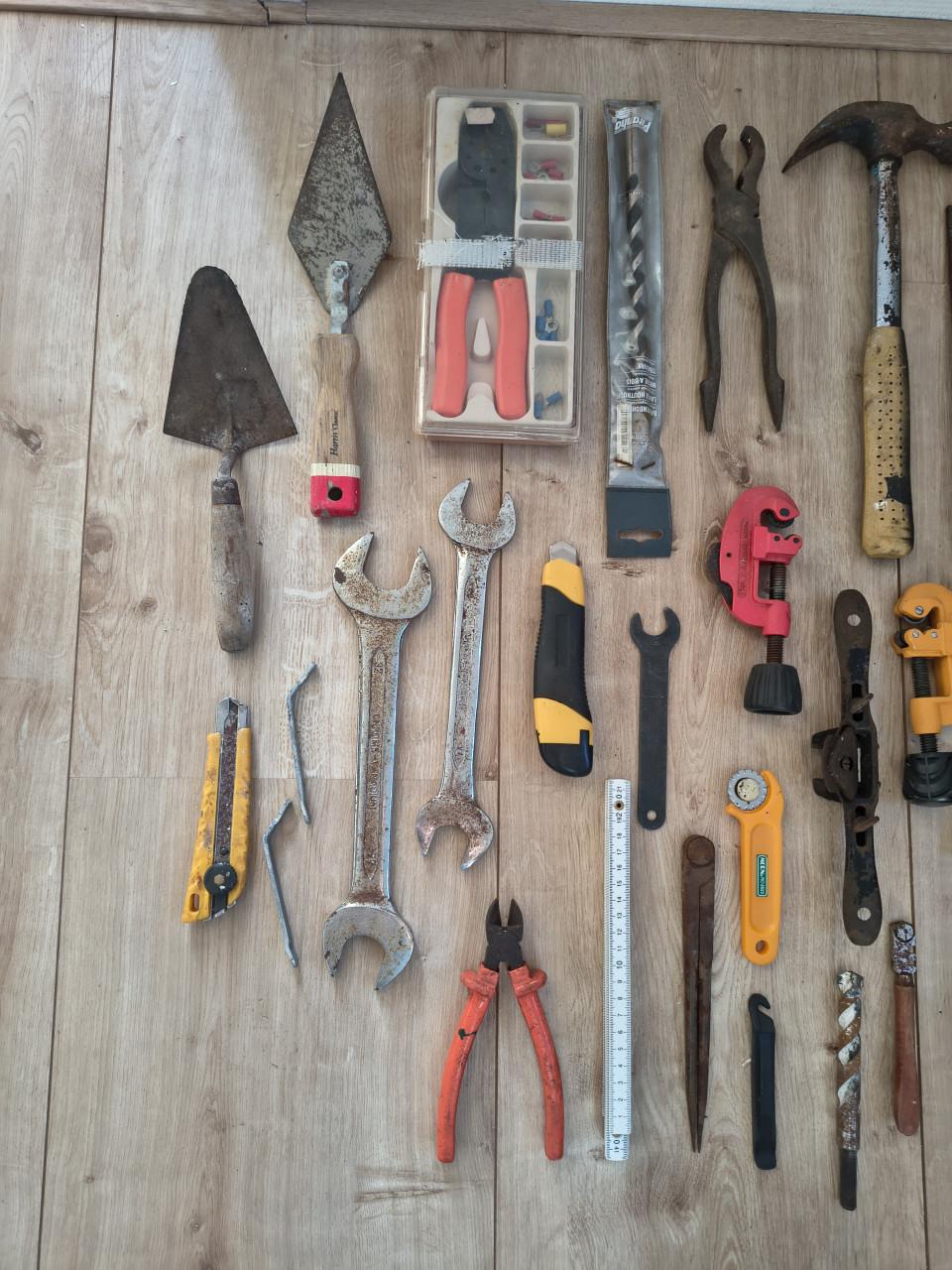 Partij oud gereedschap, allerhande gereedschap met roest.