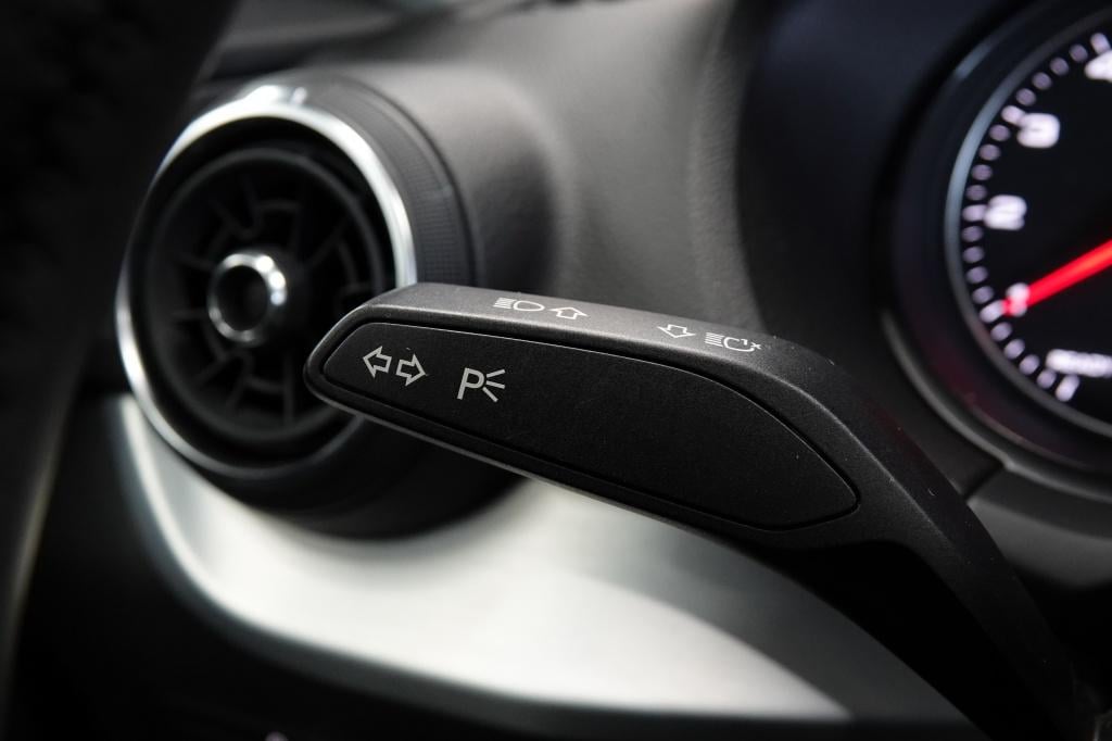 Audi Q2 1.0 tfsi sport | pdc | 19" | leder | stoelverw. |