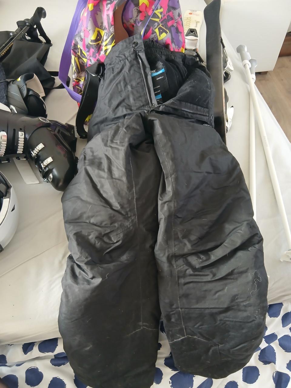 Skies, schoenen, stokken, jack en broek en helm wegens stoppen met skien