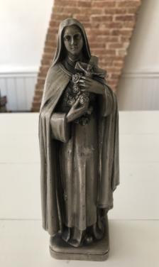 Mooi brocante heilig Theresia van Lisieux metalen beeldje.