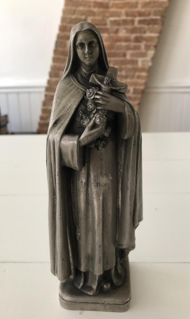 Mooi brocante heilig Theresia van Lisieux metalen beeldje.