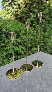 🥰 3 prachtige goudkleurige metalen kandelaars in keurige staat.