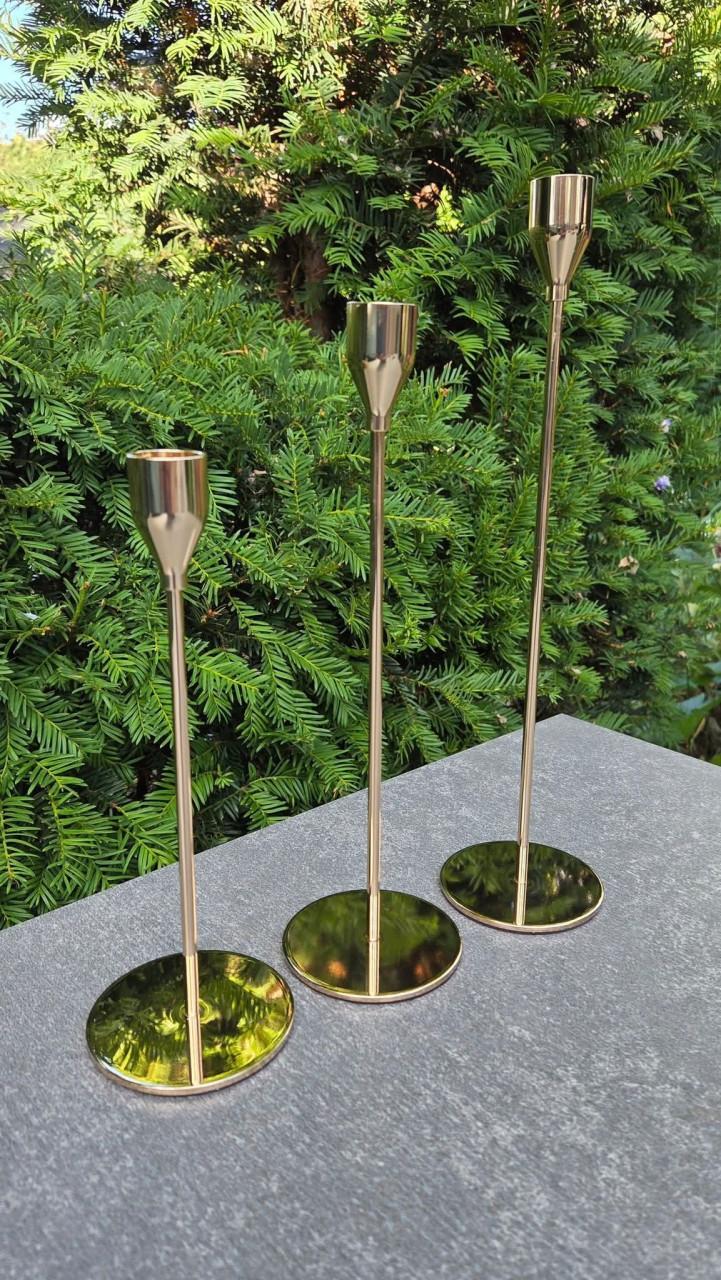 🥰 3 prachtige goudkleurige metalen kandelaars in keurige staat.