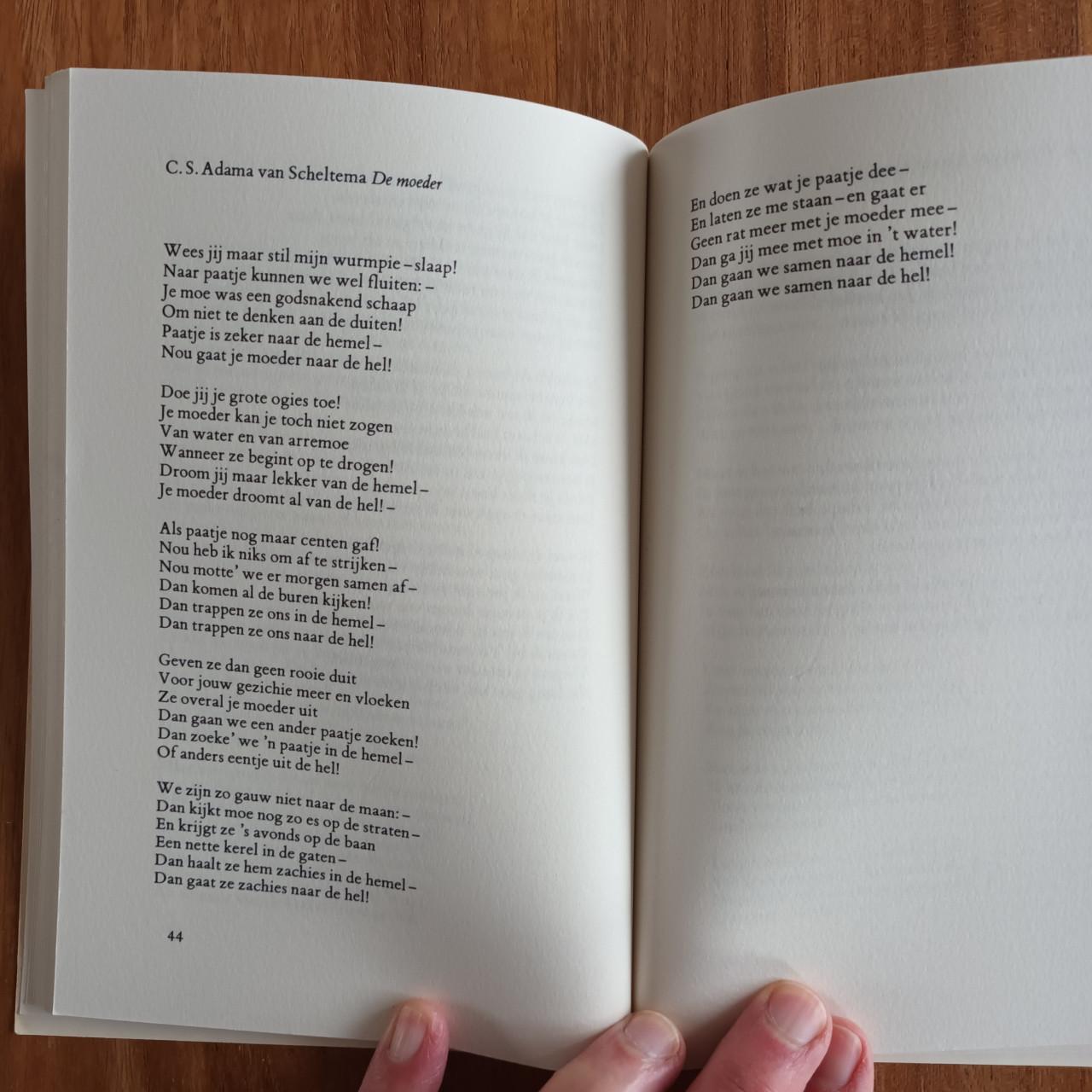 De moeder door Gerrit Komrij poëzie-bloemlezing