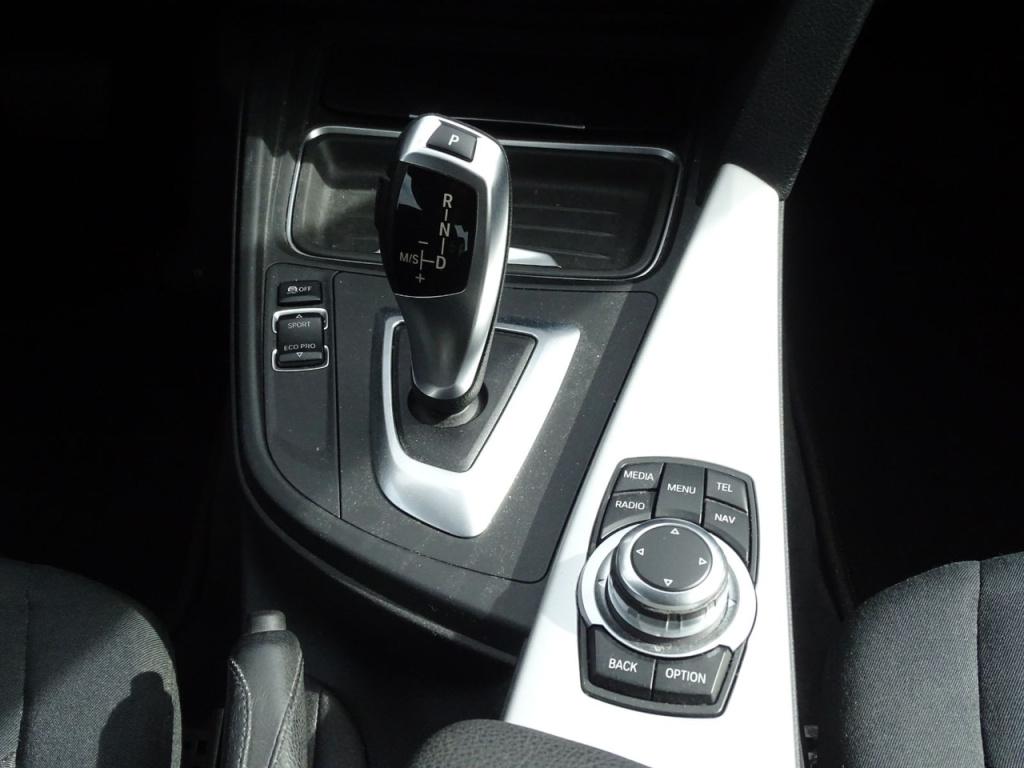 BMW 3-serie 320i executive automaat | 18" | afn. trekhaak | bluetooth