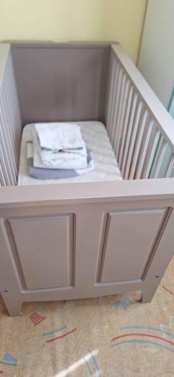 Ledikantje, met matras, lakentjes en dekentjes. Alles in nette staat.