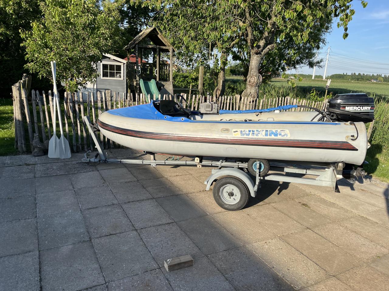 Rubber boot met 2 takt 2 cilinder buitenboordmotor