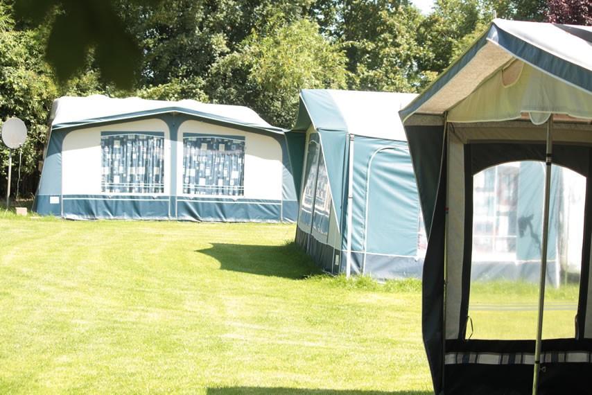 Enkele seizoensplaatsen beschikbaar op onze gezellige minicamping