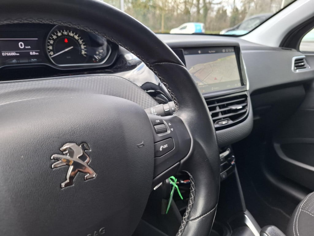 Peugeot 208 1.2 allure nav/clim/lmv/park