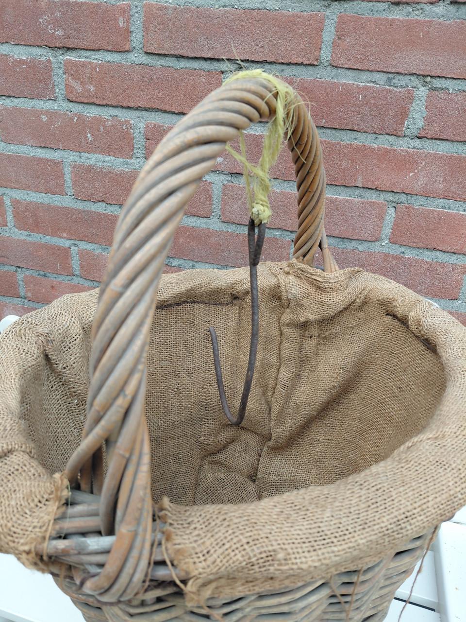 Orginele gevlochten fruitpluk mand. met jute bekleed incl haak
