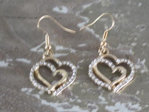 Goud kleurige oorhangers met hartjes en steentjes