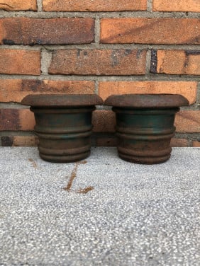 1 set van metalen bloempotten.