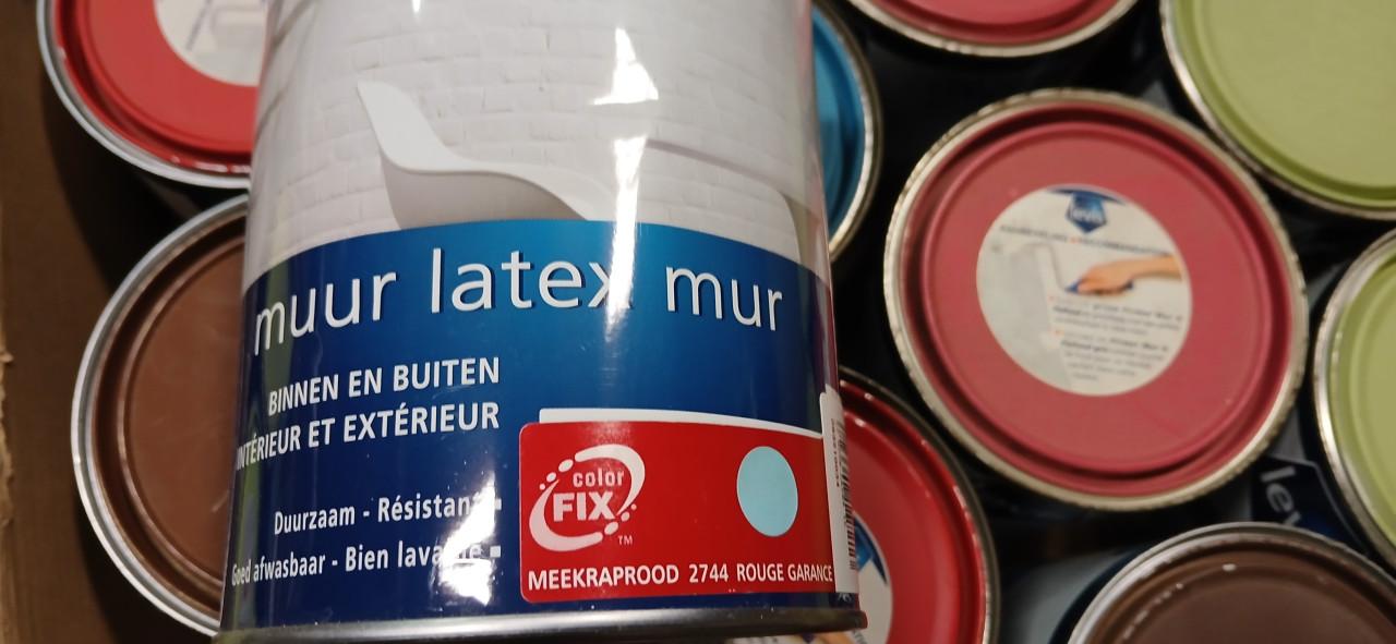 Diverse kleuren muurverf in 1 en 2.5ltr blikken in 1koop 75ltr voor 60euro