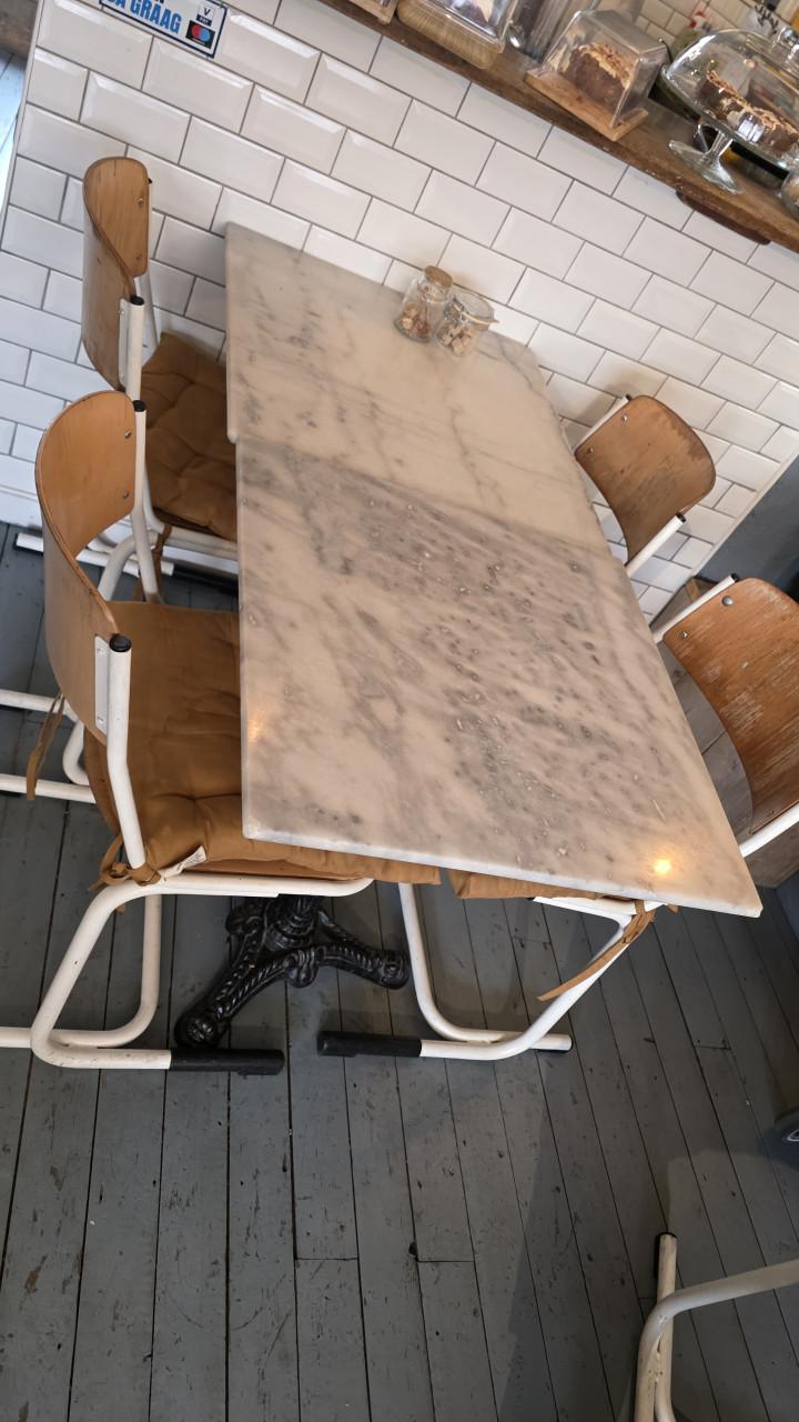Tafels en stoelen