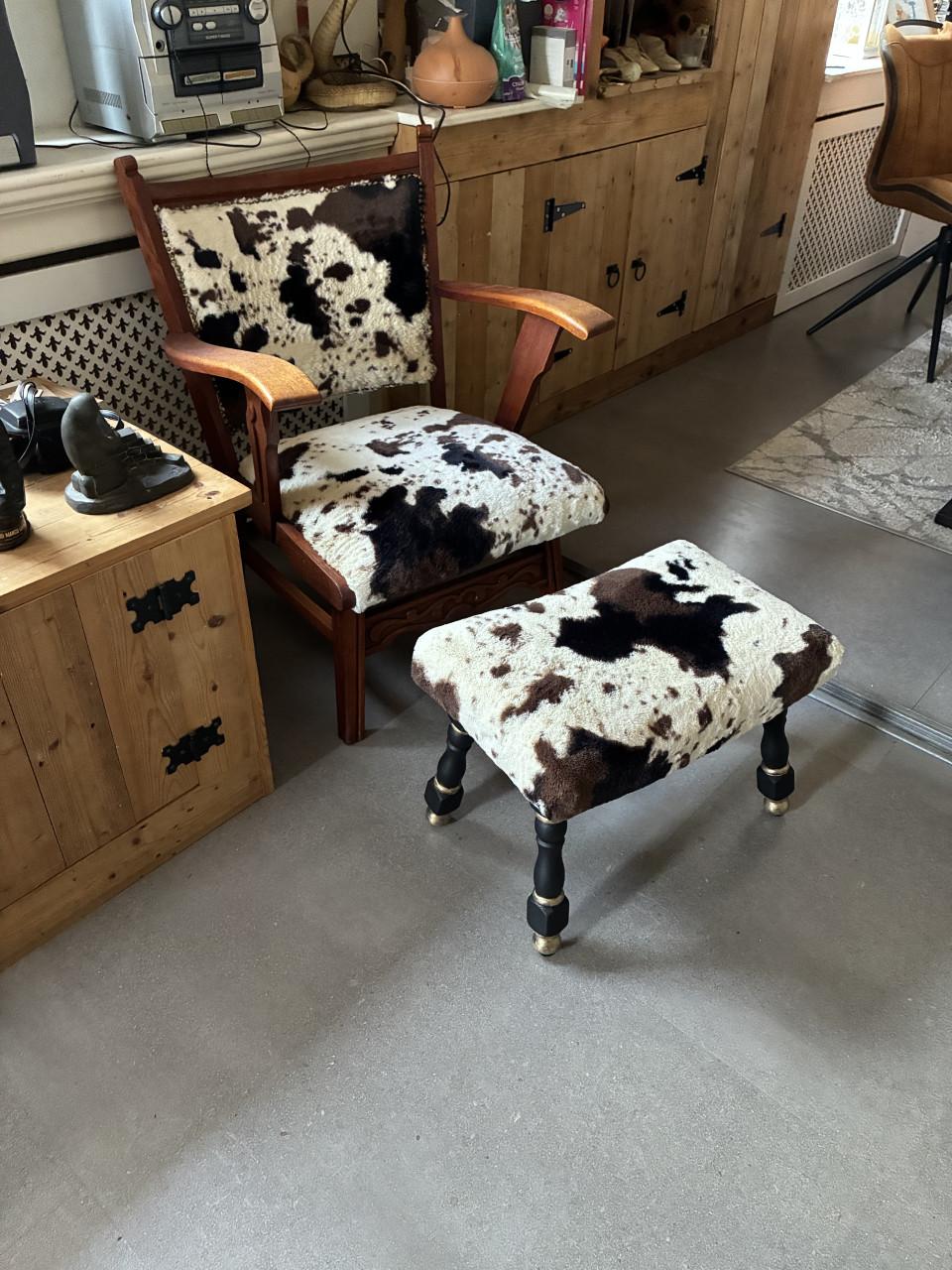 Unieke fauteuil met voetenbankje