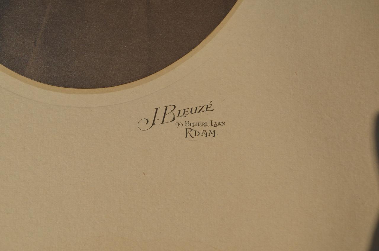 Foto oudere vrouw in rouwdracht jaren '20/'30 Zuid Hollandse eilanden