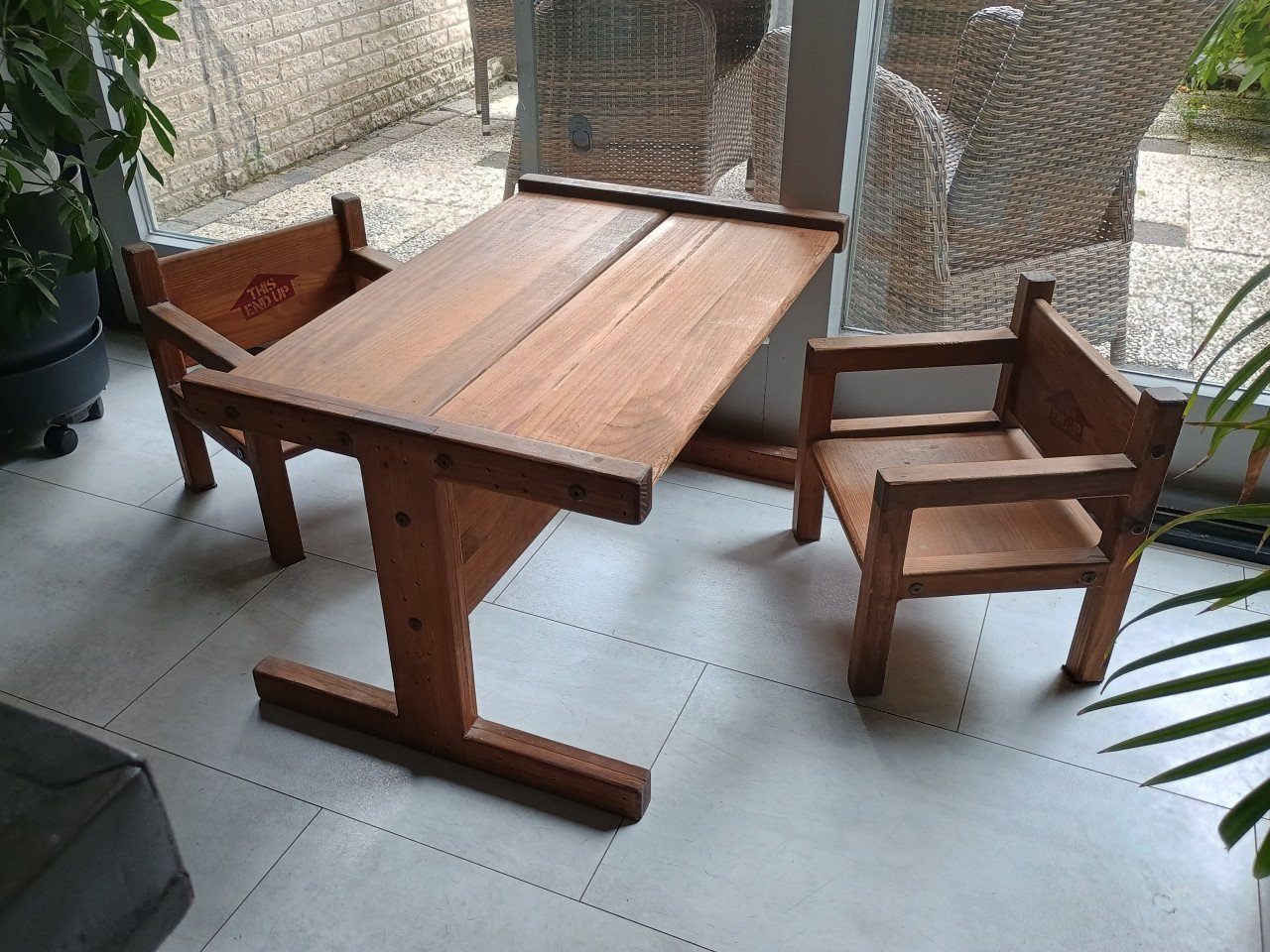 Houten kindertafel met 2 stoeltje