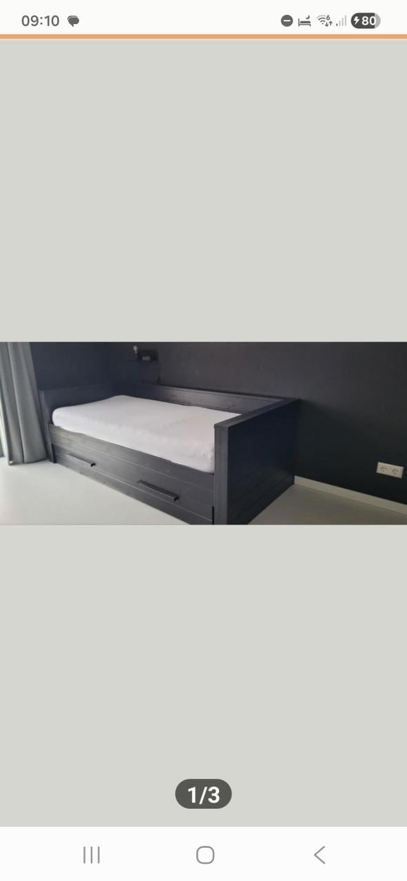 Zwart stoer eenpersoons bed