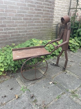 Ijzeren man met platte kar
