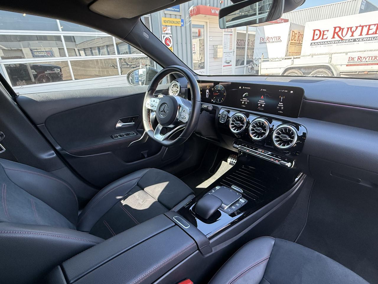 2022 Mercedes-Benz A-klasse - 180 d AMG | Widescreen | Camera | Sfeer