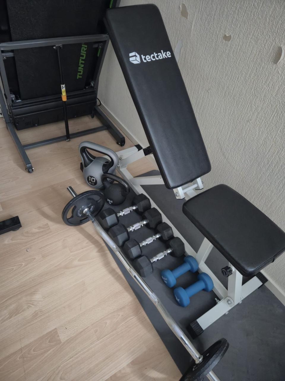 Bankdruk, boxzak, spinfiets, divers fitness materiaal