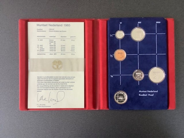 Nederland , Proofsets 1983 t/m 1987 met zilveren jaarpenning.