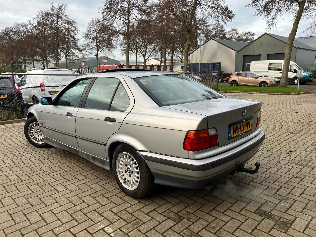 BMW 3-Serie 320i 6 cilinder automaat 2 jaar apk