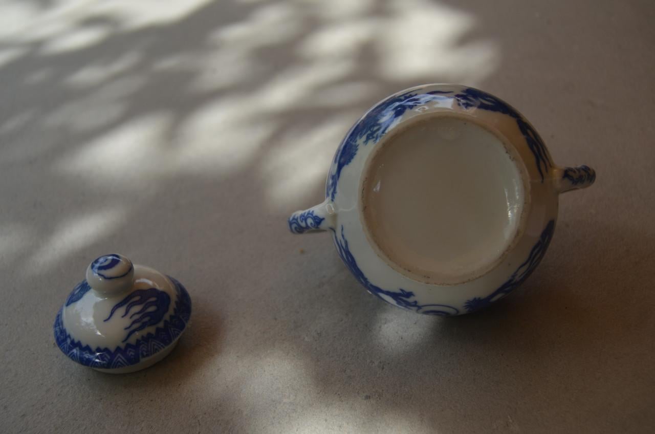 Divers Chinees porselein w.o een draak (op een potje)