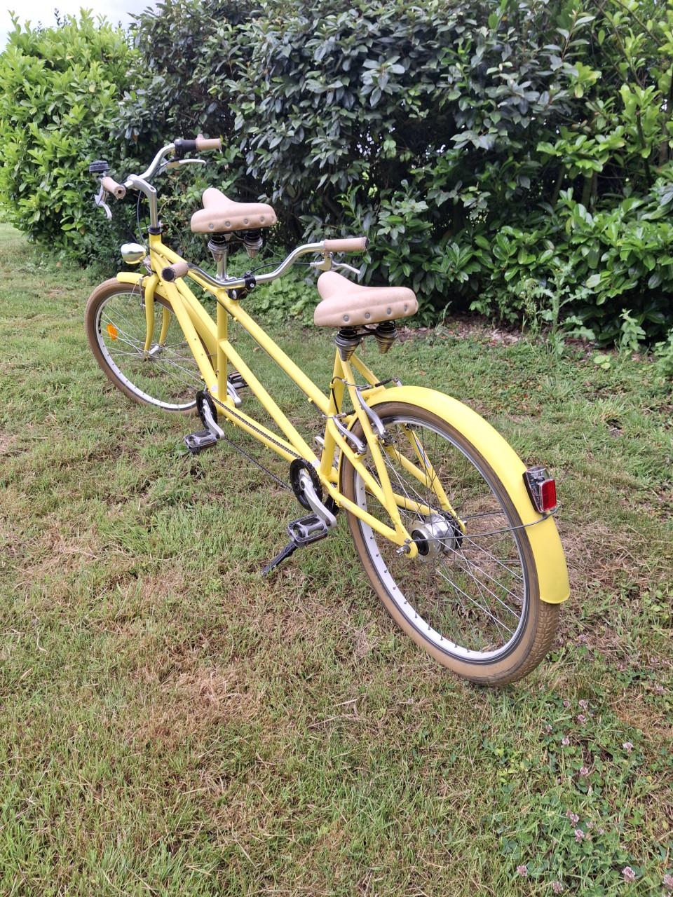 ZONNIG GELE TOFFE TANDEM FIETS