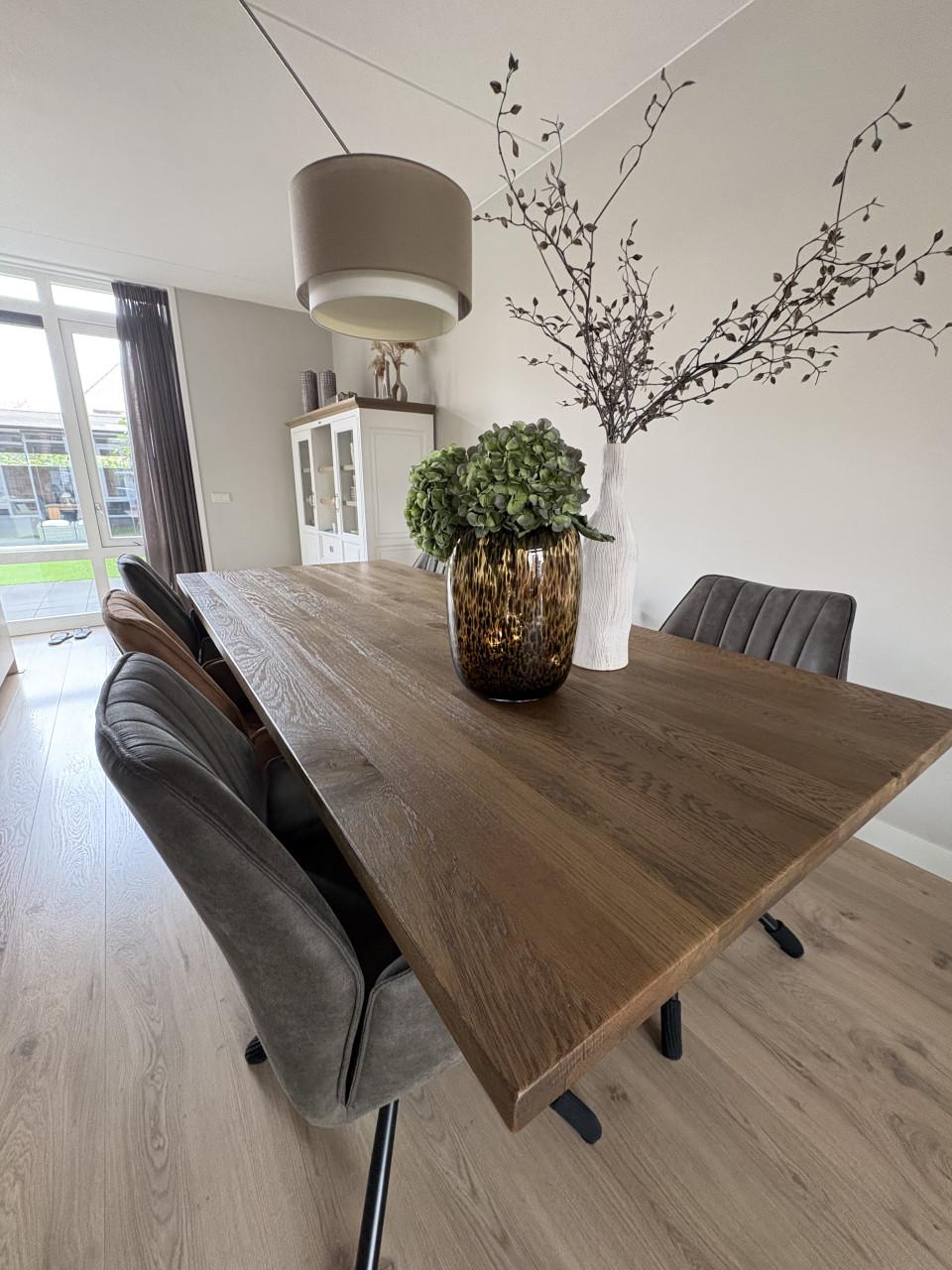 Eetkamer tafel en stoelen