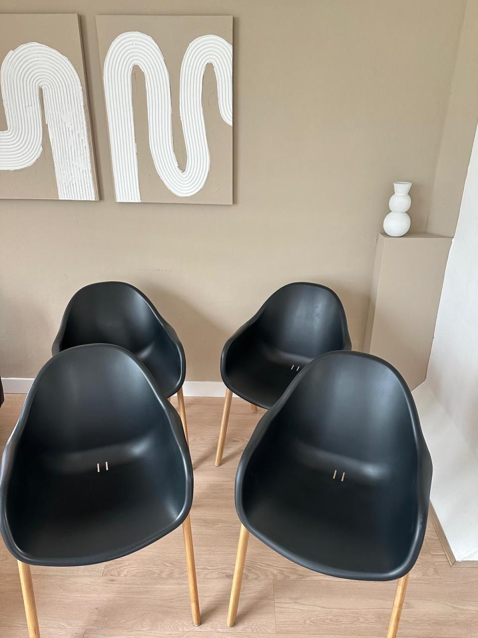 4 designstoelen · zwart met eiken onderstel · LOODS5