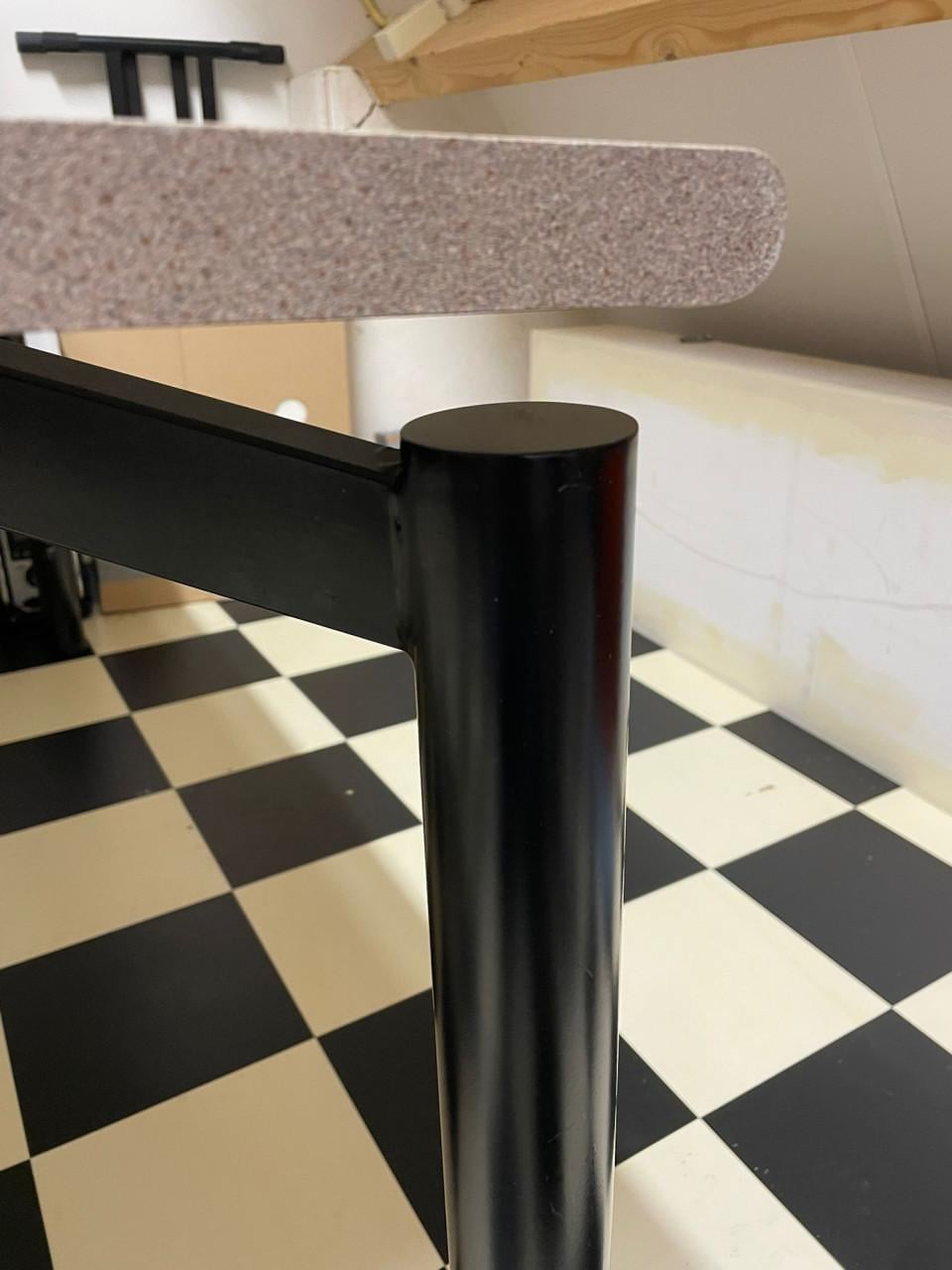 Moderne tijdloze tafel