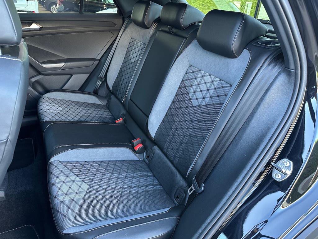 Volkswagen T-roc 1.5 tsi 150pk r-line | black style | keyless | navi | adap