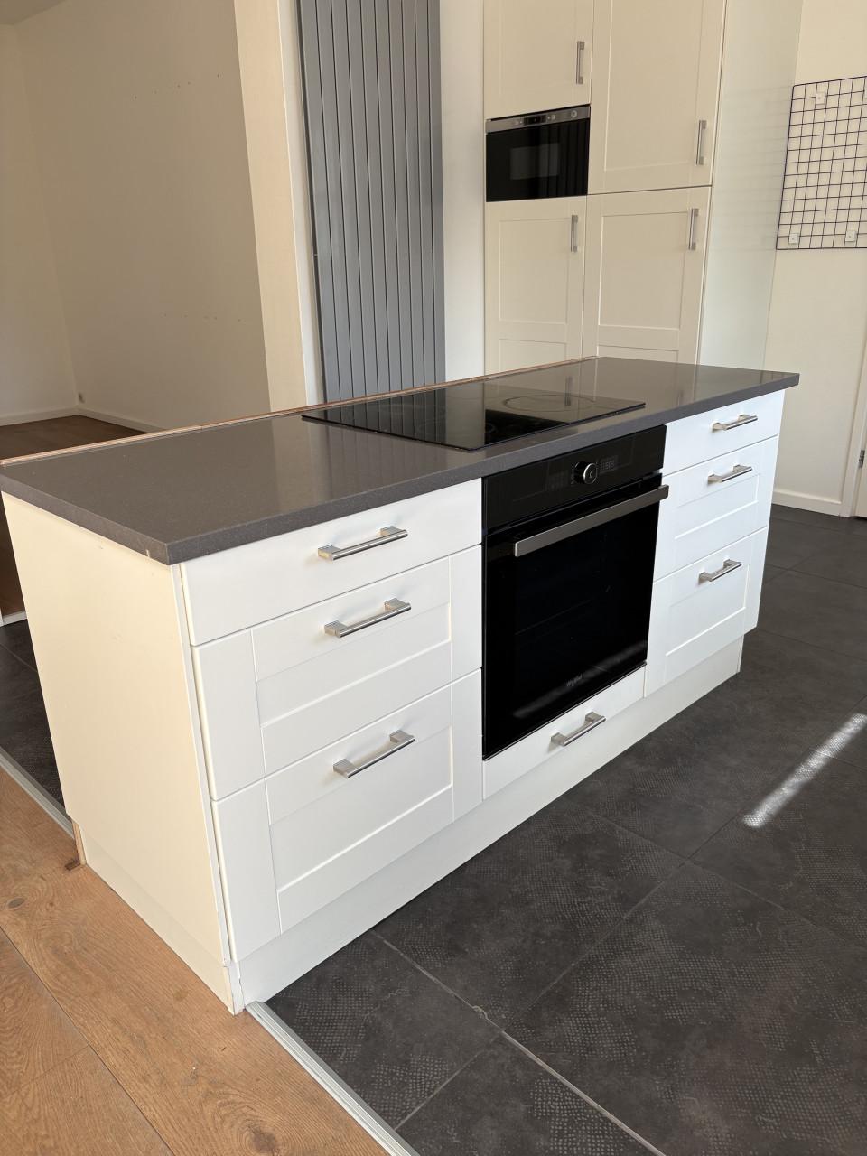 Complete keuken met kookeiland en inbouwapparatuur