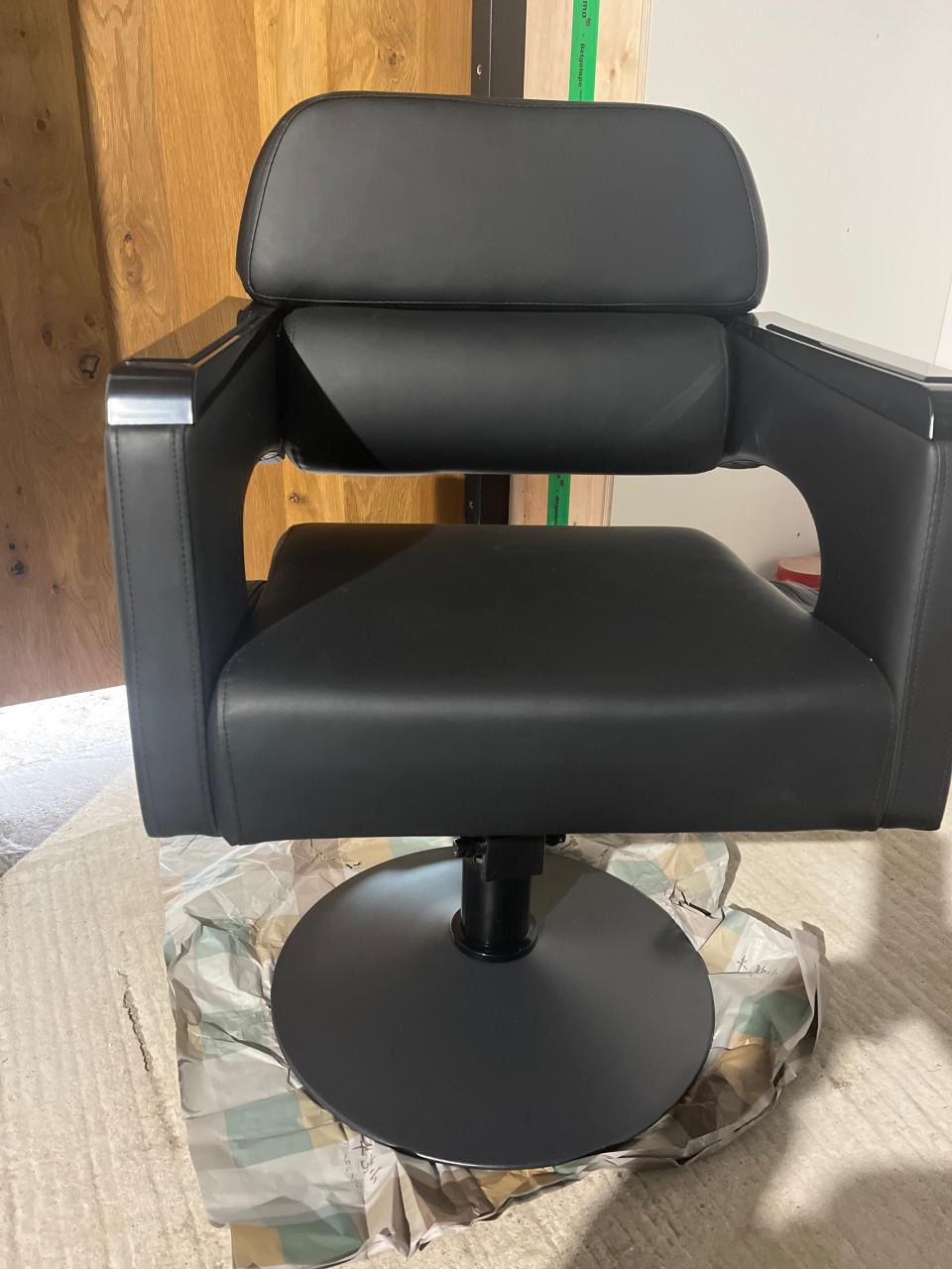 2 zwarte kapperstoelen