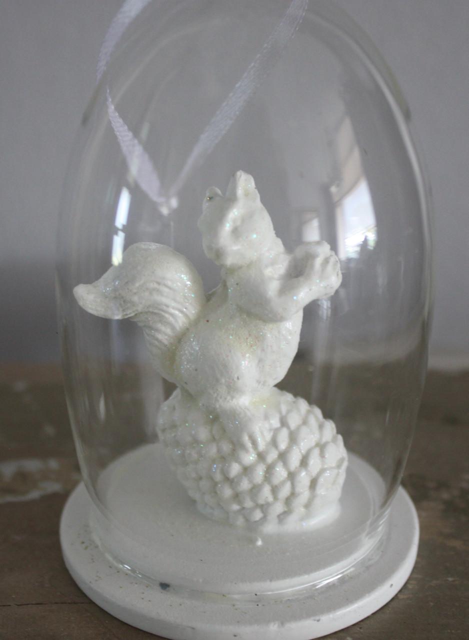 Witte glazen kerstbal beeldje met eekhoorn