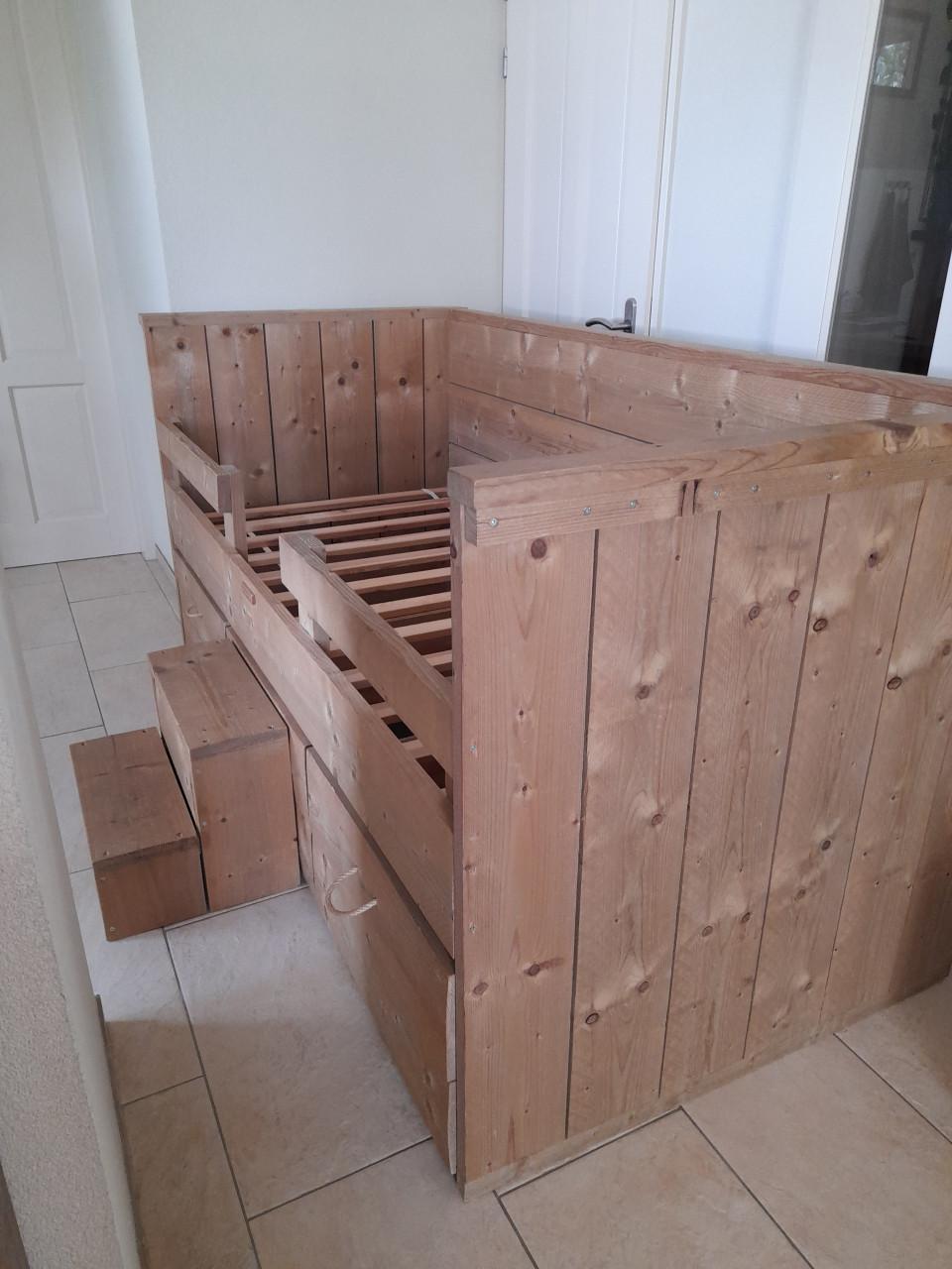 Van Londen steiger houten bed 90 x 200 met 3 laden (in goede nette staat )
