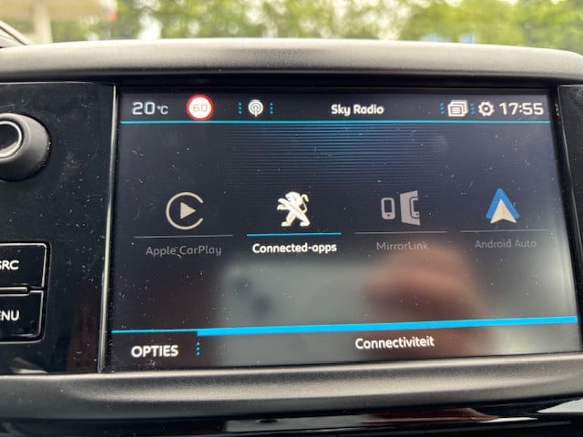 Peugeot 208 blue l. allure 1.2 pt-82pk | navigatie & bluetooth & applecarpl