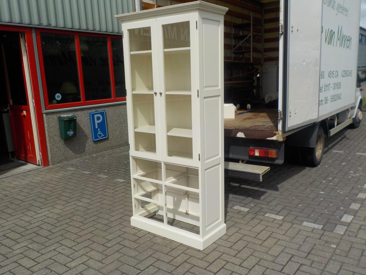 Mooie kwaliteit hoge massieve vitrine kast met een verhaal