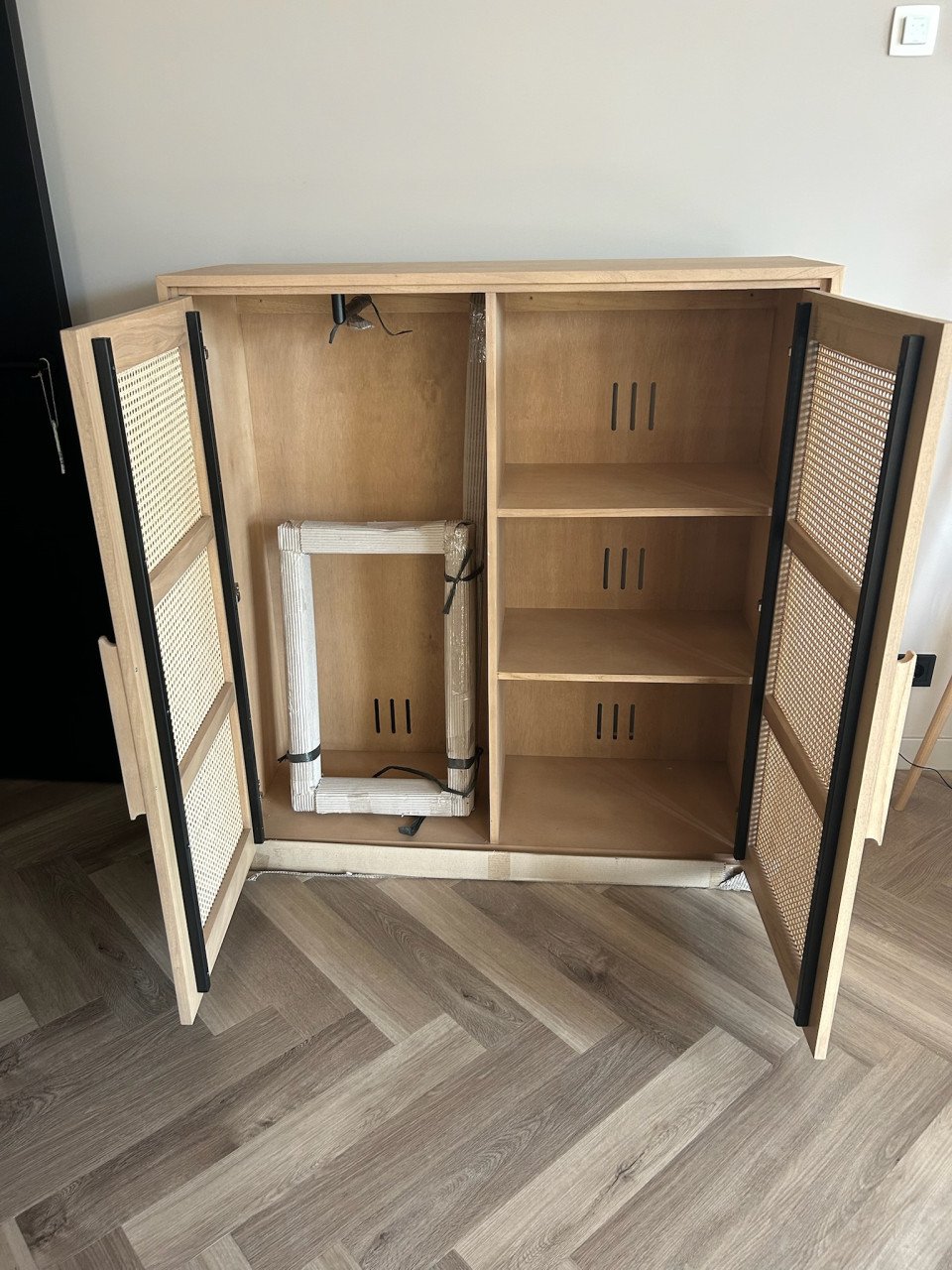 Noorse Kast,webbing deuren. NIEUW!